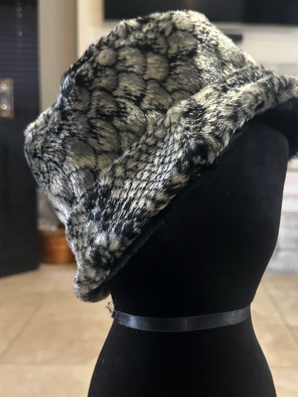 Vintage Everitt Faux Fur Bucket Hat Black Snake Skin Print Design Lined Medium